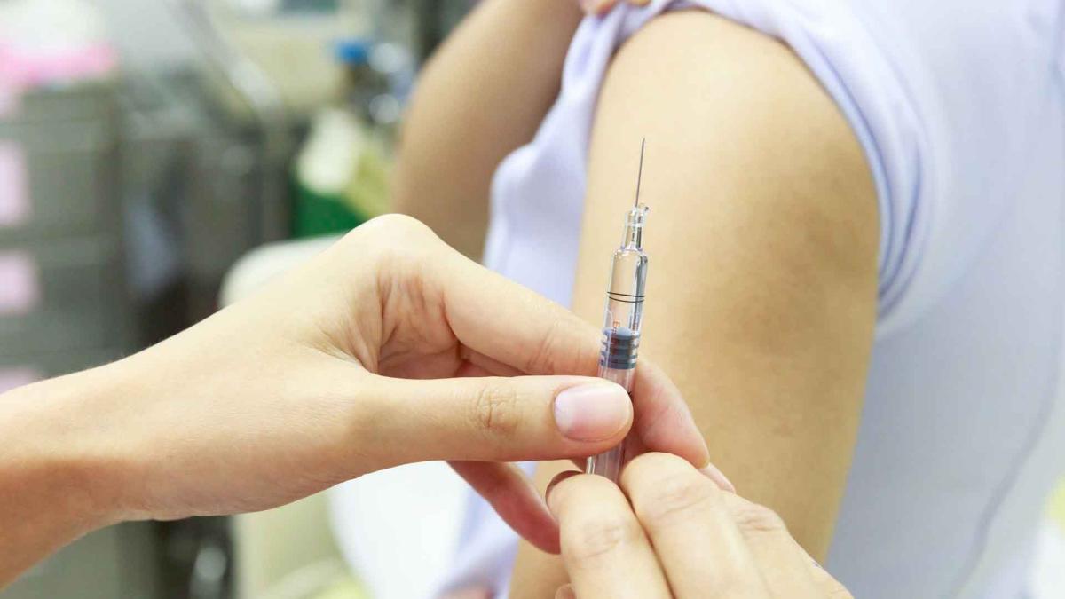 Las menores deben presentar una carta de consentimiento informado firmada por uno de sus padres o tutor, así como su Cartilla Nacional de Salud para recibir la vacuna.

Foto: Producción El Universal Puebla