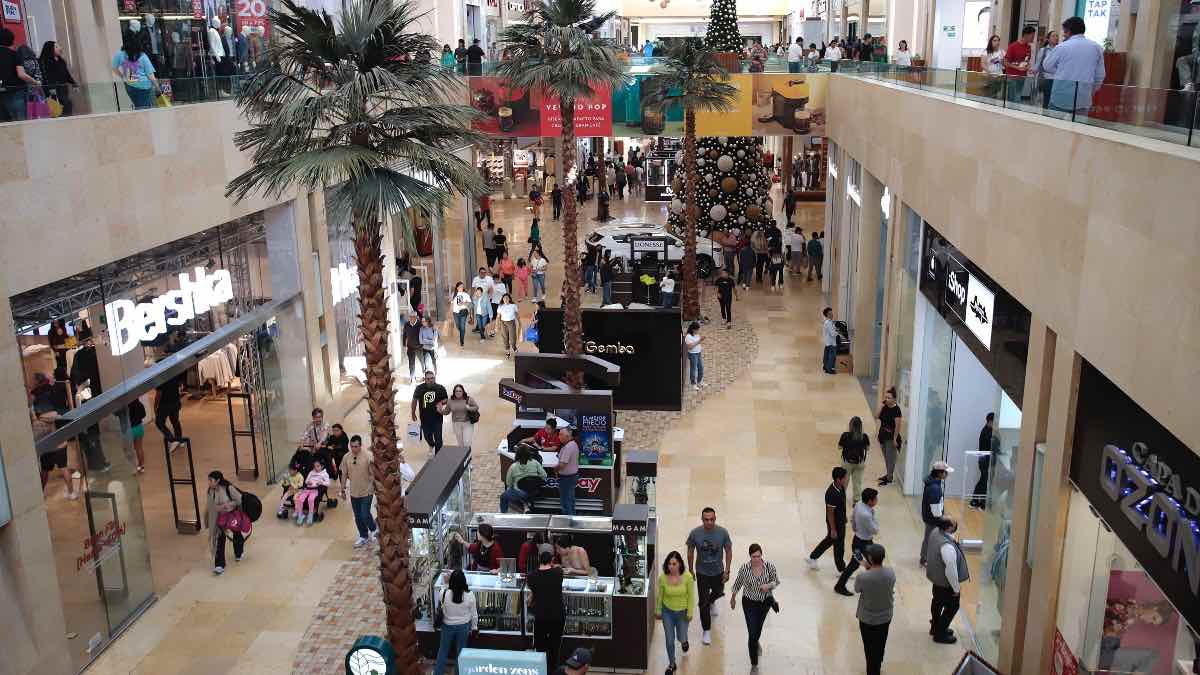 Este evento tiene lugar durante cuatro días en el último trimestre de cada año, brindando la oportunidad a los compradores de adquirir productos y servicios a precios reducidos, al mismo tiempo que impulsa la economía local.

Foto: Producción El Universal Puebla