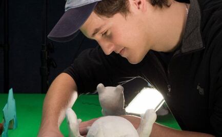 Él es Pablo Díaz de León, joven cineasta becado por  Fundación Jenkins y Guillermo del Toro 