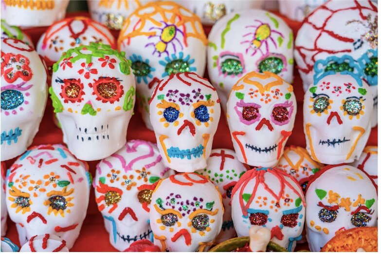 Las calaveritas de azúcar que están en las ofrendas suelen estar hechas con la técnica de alfeñique | Foto: ISTOCK