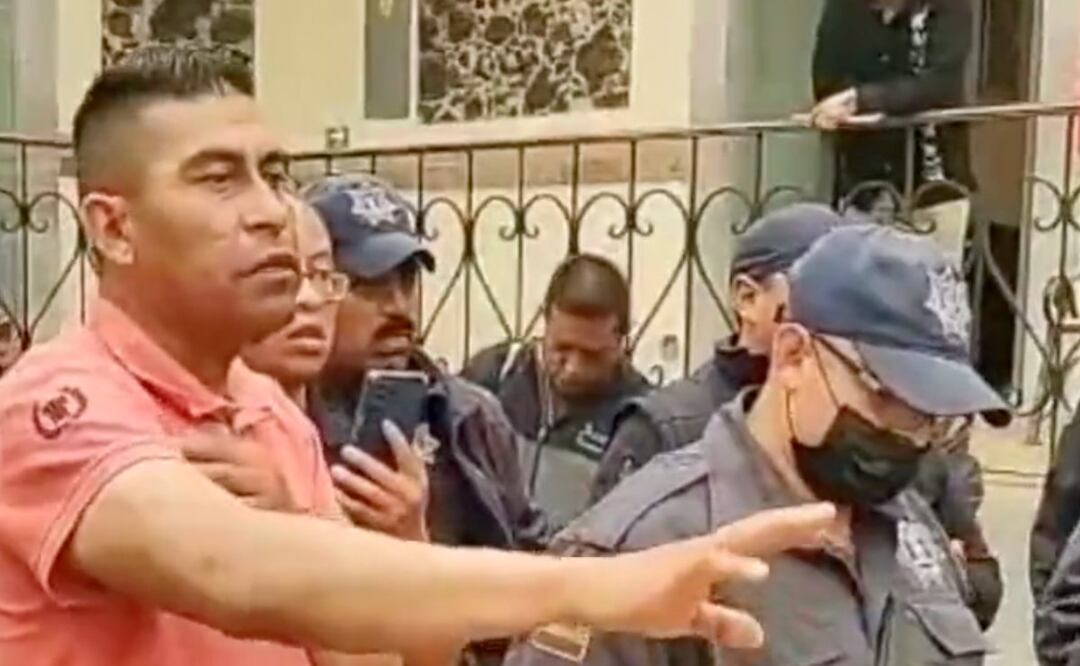 Policías inconformes intentaron entablar un diálogo con el alcalde Lorenzo Rivera Nava, quien no se encontraba en el municipio | Foto: captura de video Twitter @Mr_Civico