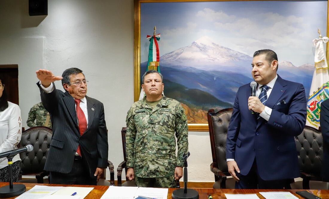 Alejandro Armenta tomó protesta a Humberto Aguilar Viveros | Foto: Gobierno del Estado de Puebla