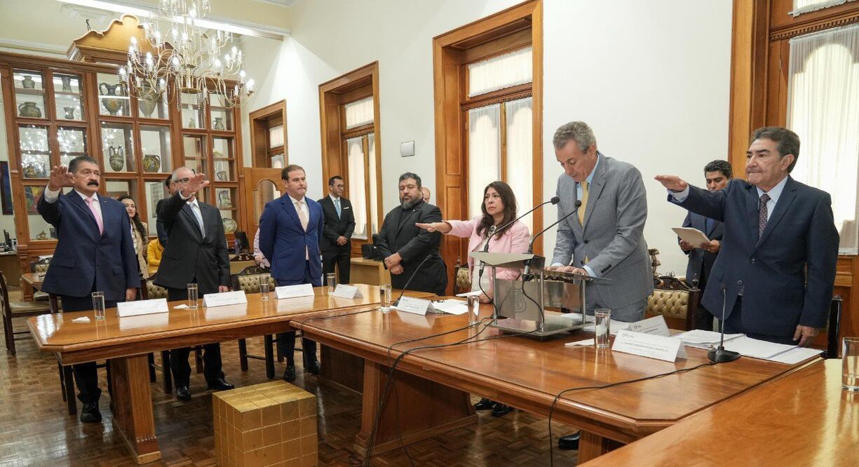 Pepe Chedraui tomó protesta a integrantes del Consejo Directivo del Imjuve | Foto: Ayuntamiento de Puebla