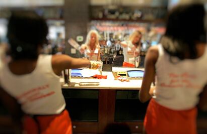 ¡Adiós minifaldas y escotes! Buscan prohibir imposición de atuendos sexistas a personal de bares y restaurantes