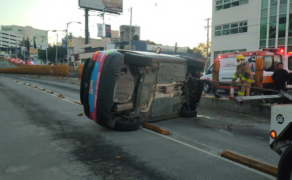 Vuelca patrulla de la Policía Municipal en el Juárez-Serdán