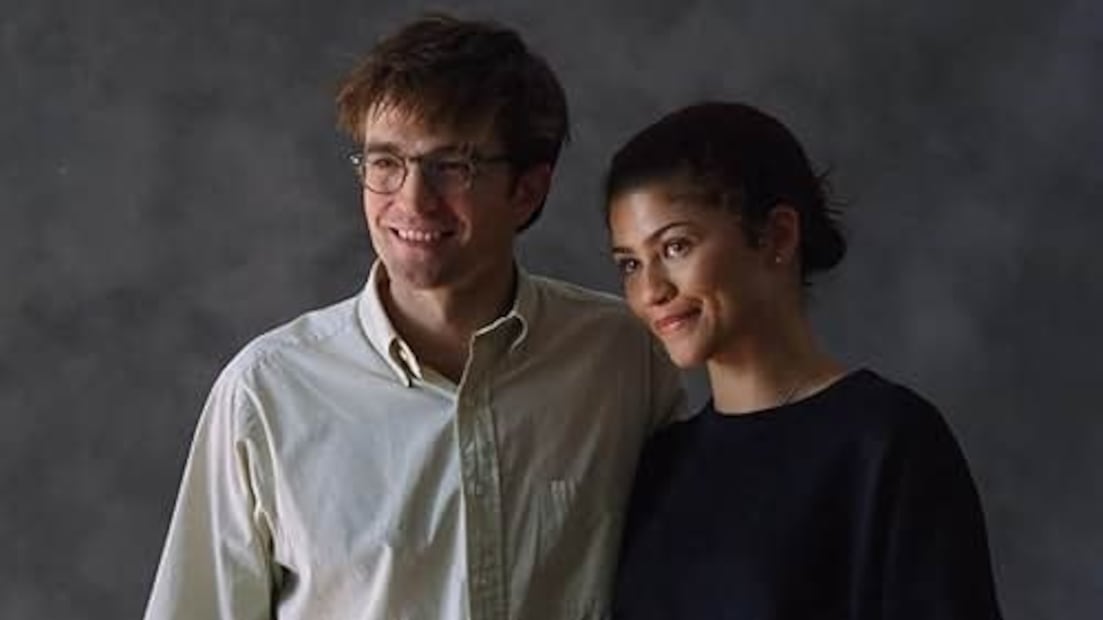 Robert Pattinson y Zendaya comparten una química increíble en pantalla, lo cual eleva el excelente guion del filme | Foto: A24