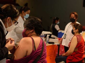 Tercera dosis para maestros y personal médico en Puebla: fechas y lugares