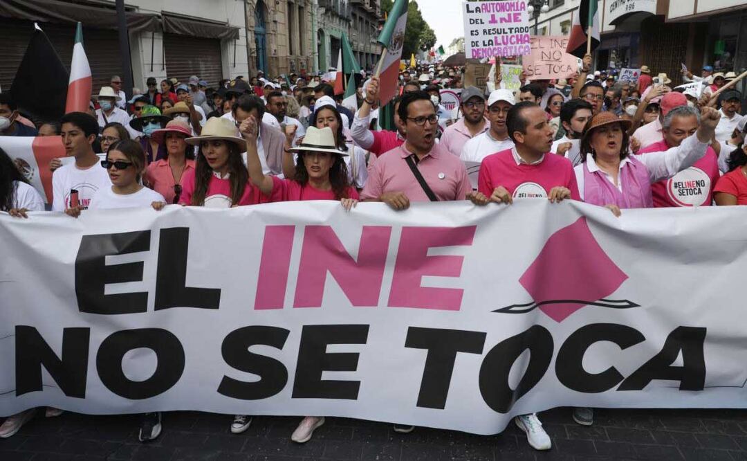El 13 de noviembre del 2022 se realizó la primera marcha en defensa del INE en Puebla | Foto: Agencia Es Imagen para El Universal Puebla