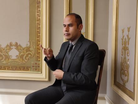Él es Isaías, intérprete de señas en el Congreso de Puebla