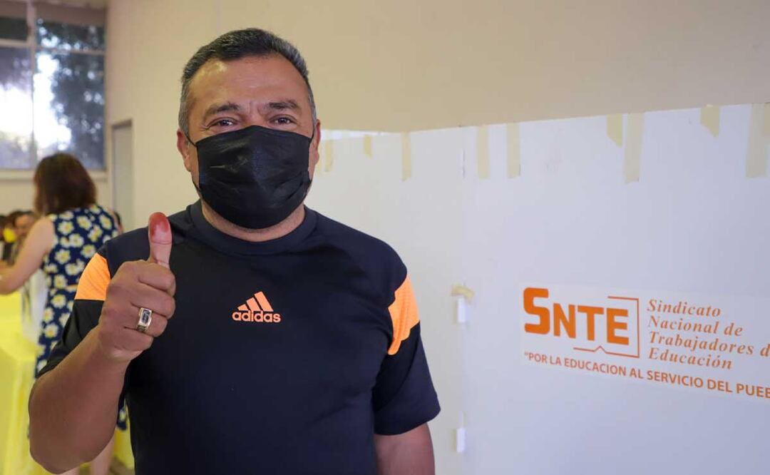 Maestros federales y estatales acuden a votar de manera ordenada para elegir a los dirigentes de las secciones 23 y 51 del SNTE | Foto: Agencia Es Imagen para El Universal Puebla