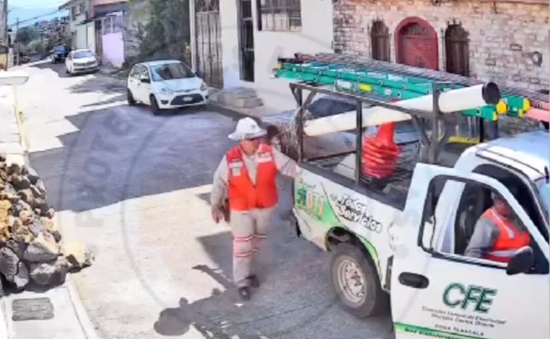 El empleado golpea al lomito sin que éste si quiera lo haya agredido | Foto: Facebook Protectores Animalistas de Zacatlán