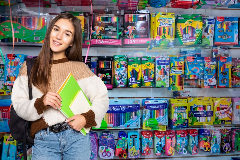 Libretas, lápices y plumas son algunos de los artículos que pueden encontrarse en las papelerías de Puebla | Foto: EsImagen / Magnific