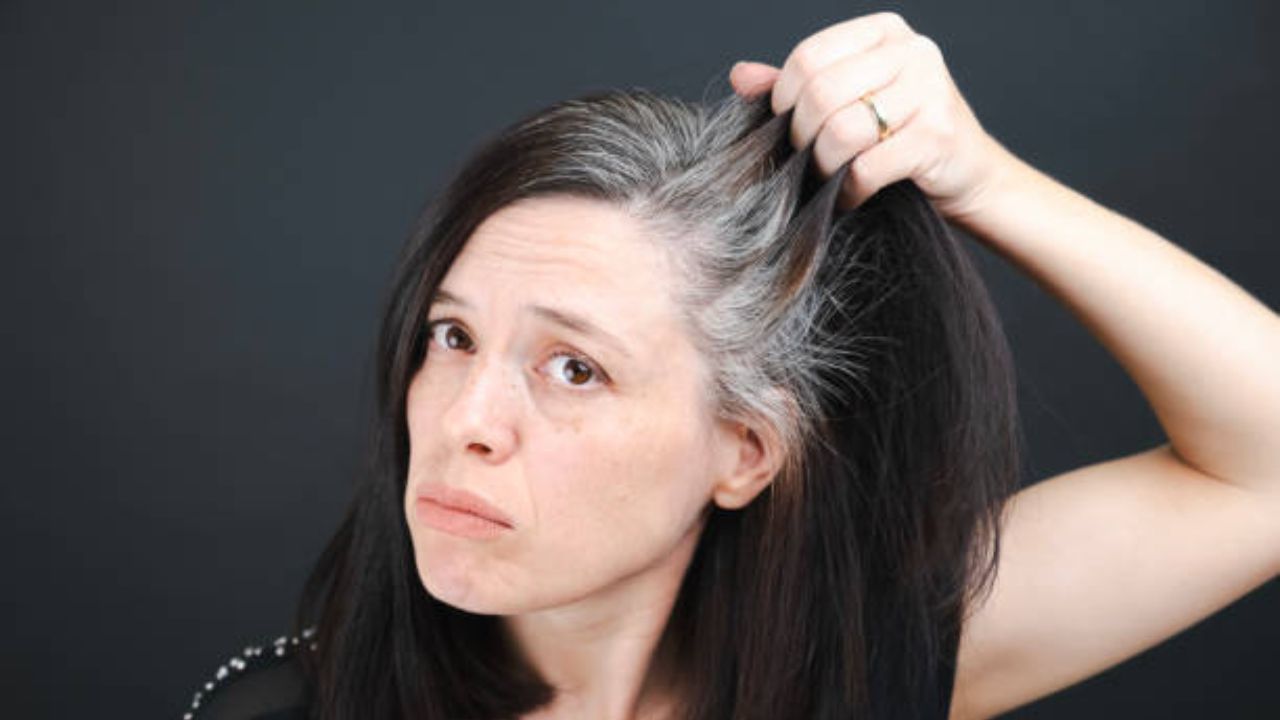 Con este truco ocultarás el pelo blanco. Fuente. Freepik