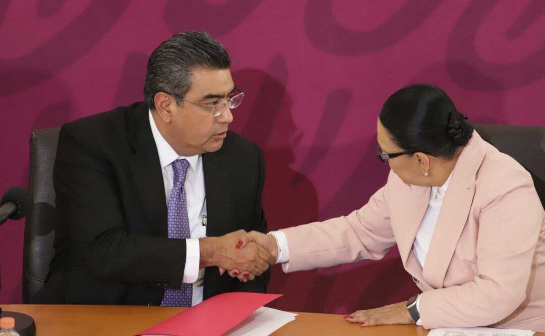 El gobernador de Puebla y la secretaria federal Rosa Icela Rodríguez firmaron un convenio en seguridad pública | Foto: Agencia Es Imagen para El Universal Puebla