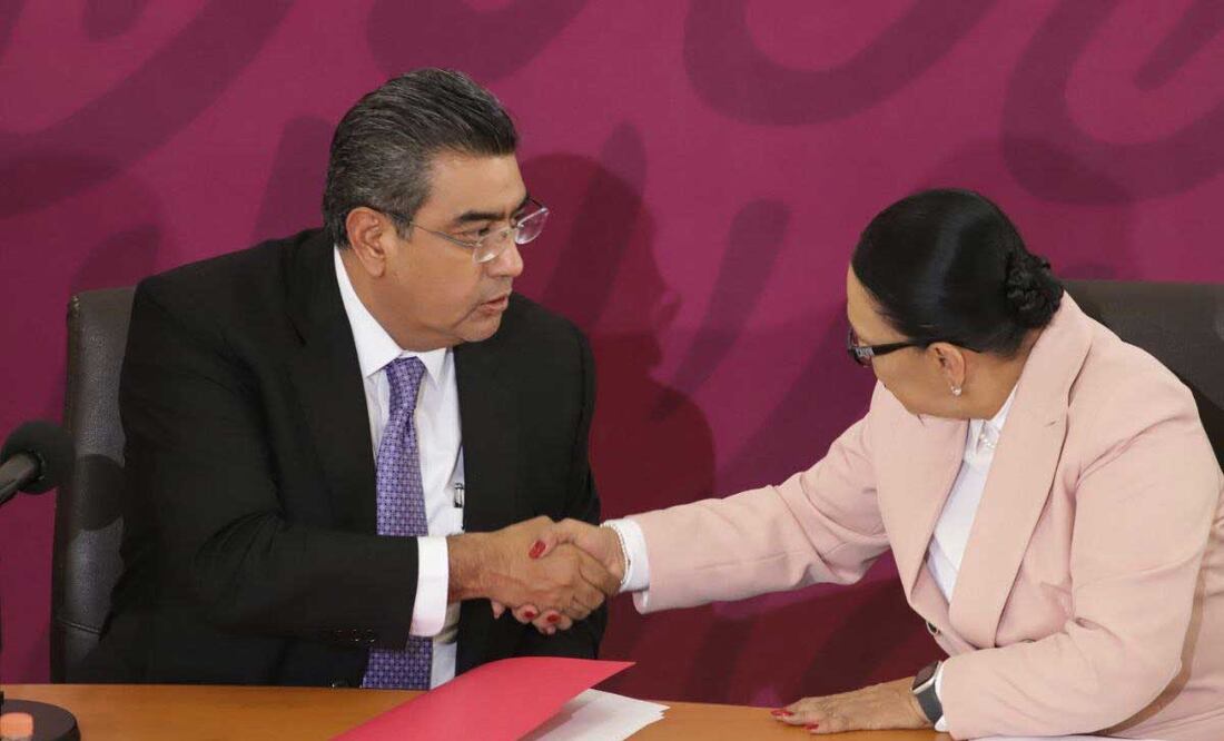 El gobernador de Puebla y la secretaria federal Rosa Icela Rodríguez firmaron un convenio en seguridad pública | Foto: Agencia Es Imagen para El Universal Puebla