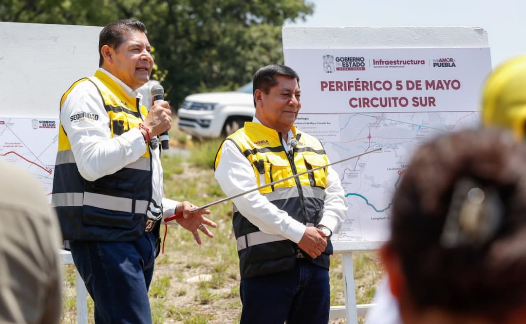 Durante un sobrevuelo el gobernador Alejandro Armenta Mier señaló que la administración estatal trabaja para resolver el problema vial en esa región | Foto: Gobierno de Puebla.