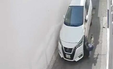 VIDEO. Sujeto arrastra a mujer con su auto en estacionamiento de Tehuacán