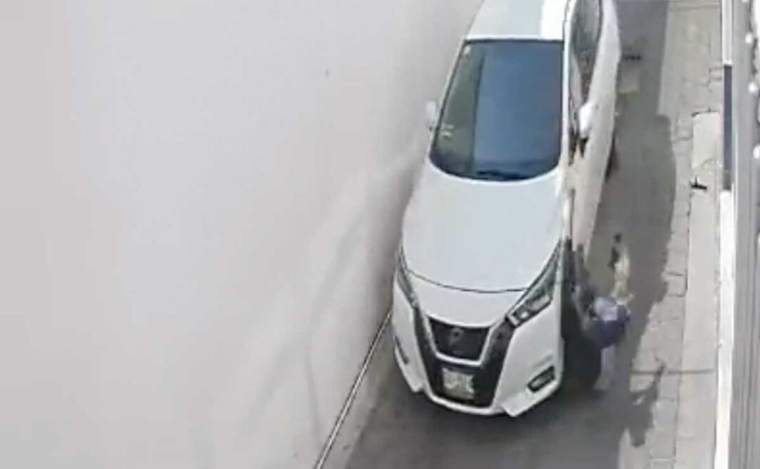 En redes sociales circula el video de una mujer siendo arrastrada por un auto en Tehuacán | foto: Captura de Pantalla