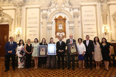 Ayuntamiento de Puebla entrega copia de cédula real a Coral Castillo, Armando Prida y Enrique Montero