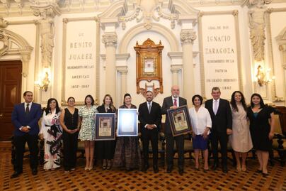 Ayuntamiento de Puebla entrega copia de cédula real a Coral Castillo, Armando Prida y Enrique Montero
