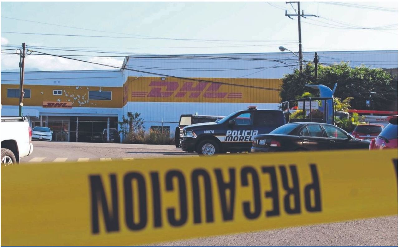 Motosicarios acribillan a hombre afuera de farmacia