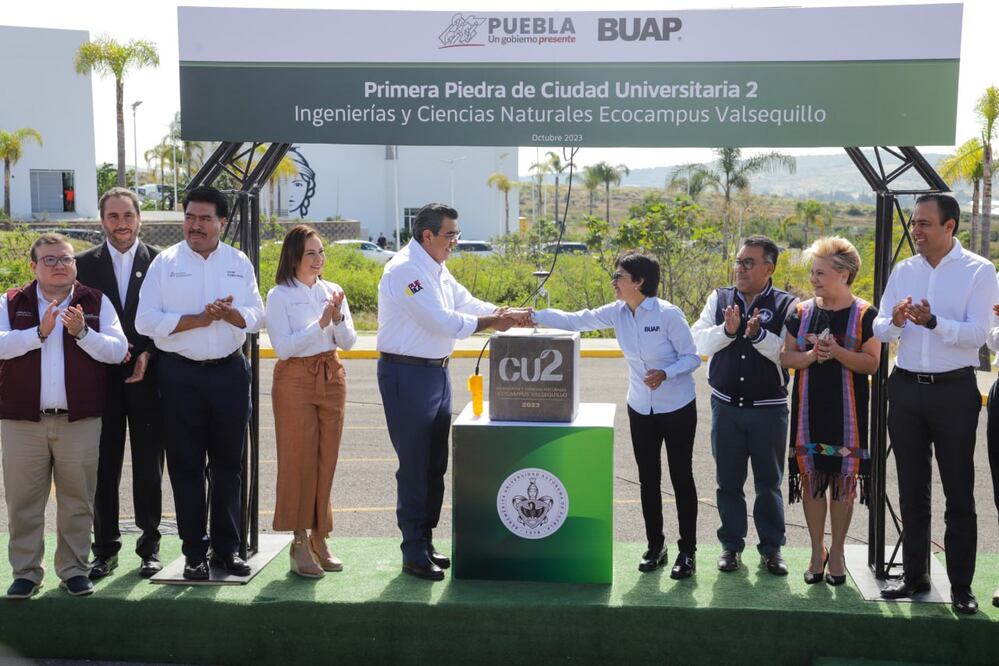 Lilia Cedillo y Sergio Salomón colocaron la primera piedra de la nueva Ciudad Universitaria 2 de la BUAP | Foto: Agencia Es Imagen para El Universal Puebla