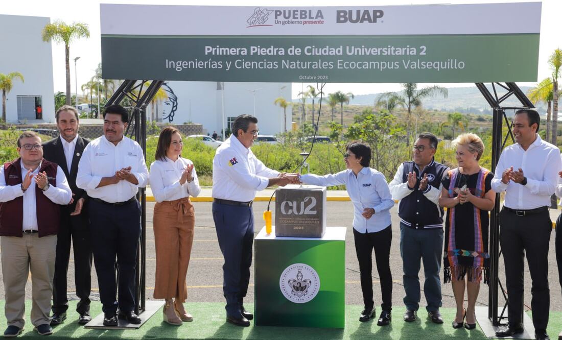 Lilia Cedillo y Sergio Salomón colocaron la primera piedra de la nueva Ciudad Universitaria 2 de la BUAP | Foto: Agencia Es Imagen para El Universal Puebla
