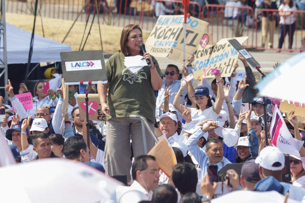 Xóchitl Gálvez estuvo en Plaza de la Victoria con Lalo Rivera y Mario Riestra | Foto: EsImagen