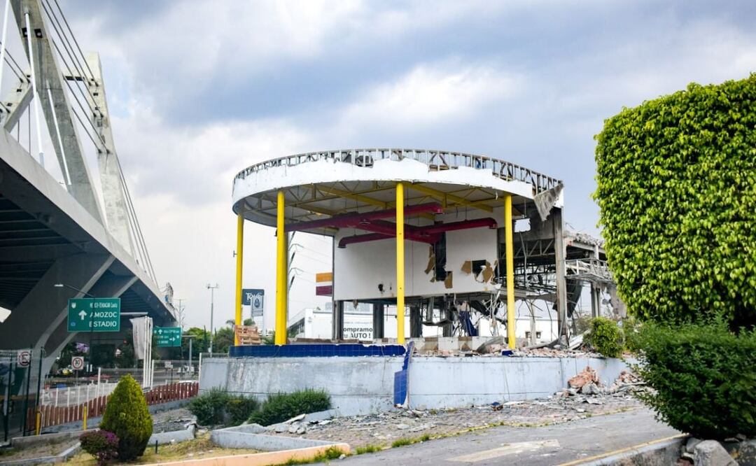 La demolición del Burger King de Loreto proyectó una imagen de desolación, pues fue uno de los negocios que cerró por la pandemia. | Foto: Agencia Es Imagen para El Universal Puebla