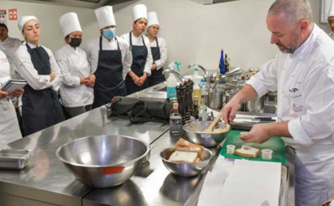 El chef Alan Müller dio una clase en la UDLAP para estudiantes de gastronomía | Foto: especial