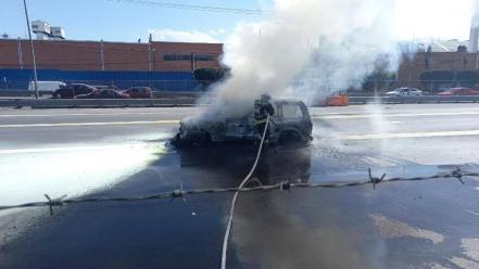Vagoneta se incendia en la México-Puebla, a la altura de Parque Industrial La Resurrección