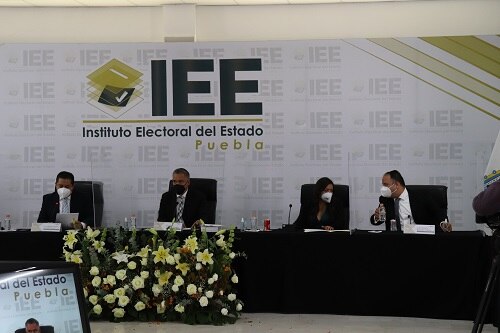 Cuatro de los diez partidos políticos que participaron en este proceso electoral, están en riesgo de perder el registro al no alcanzar el 3% de los votos computados por el Instituto Electoral del Estado de Puebla (IEE).

Foto: Producción El Universal Puebla