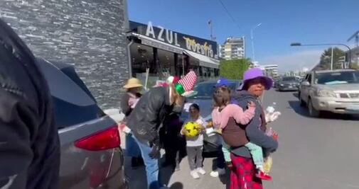 Zico, el ex jugador de fútbol, regala comida y juguetes a niños de Puebla