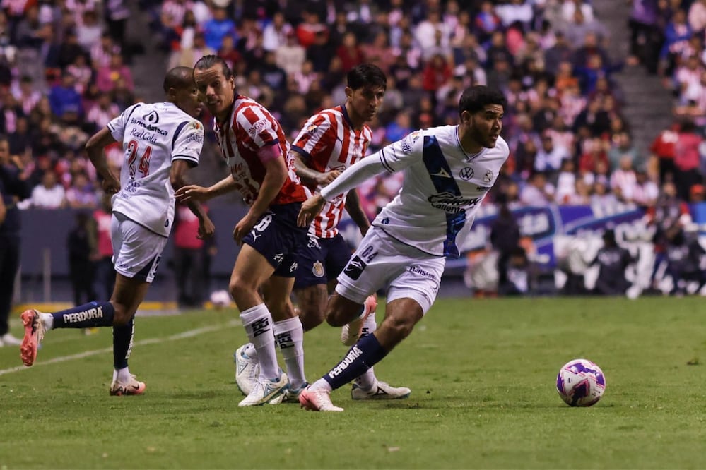 Puebla y Chivas se enfrentan este viernes en el Estadio Cuauhtémoc | Foto: EsImagen