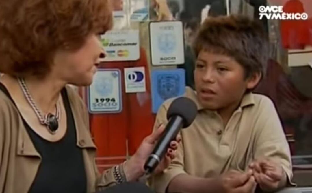 El niño contó que era originario de San Martín Texmelucan, Puebla, y que trabajaba “estacionando coches" en el Zócalo capitalino. | Foto: YouTube. Canal Once