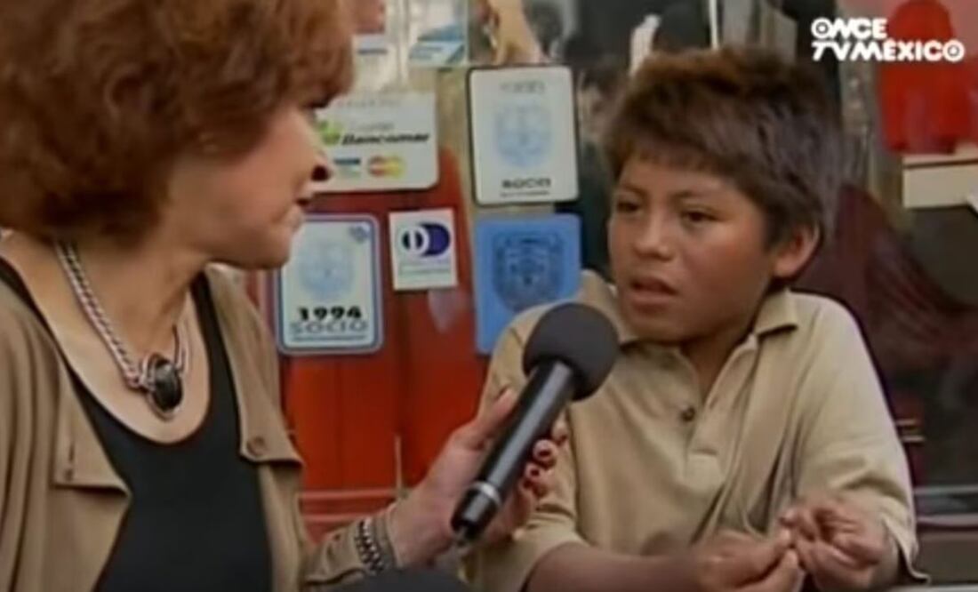 El niño contó que era originario de San Martín Texmelucan, Puebla, y que trabajaba “estacionando coches" en el Zócalo capitalino. | Foto: YouTube. Canal Once