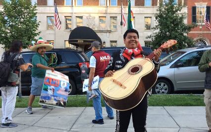 Los poblanos que le llevaron serenata a AMLO en Washington