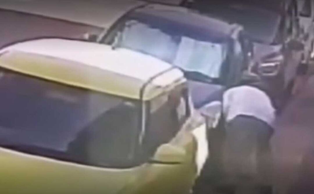 Una cámara de seguridad captó cuando un presunto médico dañó un par automóviles en la calle 3 B Sur | Foto: Google