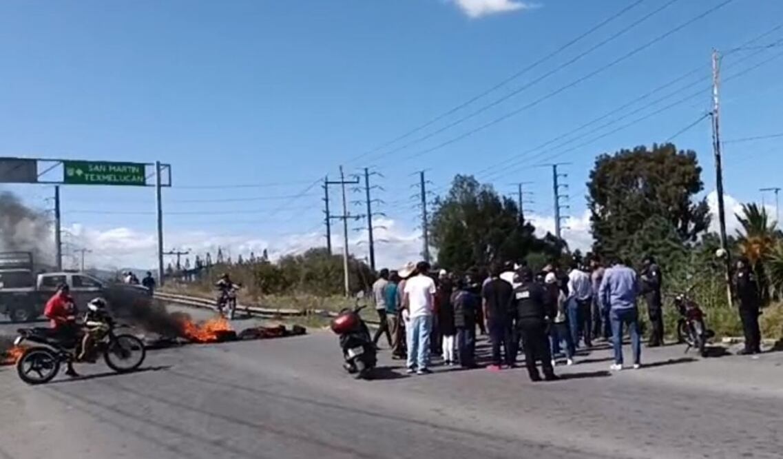 Manifestantes cerraron el paso en los límites de Texmelucan | Redes Sociales