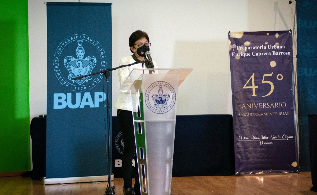 Lilia Cedillo celebra el 45 aniversario de la prepa Enrique Cabrera