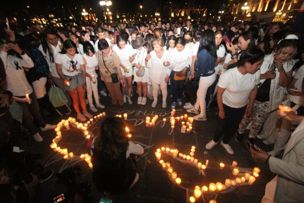 Esta noche, cientos de poblanos se reunieron en el zócalo | Foto: Omar Contreras/El Universal