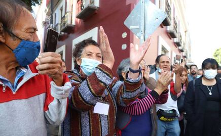 Poblanos que recibieron ayuda de Miguel Barbosa, le dieron el adiós en Casa Aguayo