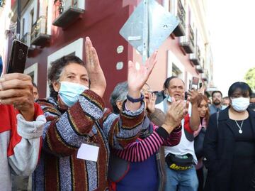 Poblanos que recibieron ayuda de Miguel Barbosa, le dieron el adiós en Casa Aguayo