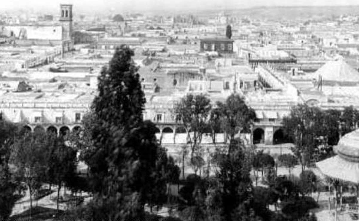No siempre estuvo la Fuente de San Miguel en el zócalo hubo un tiempo en el que había un kiosco | Imágenes del grupo Puebla Antigua