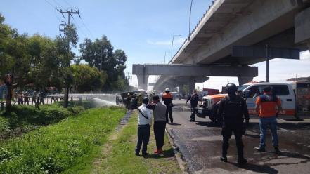 Se prende pipa con gas LP en la México-Puebla y chofer se salva de milagro