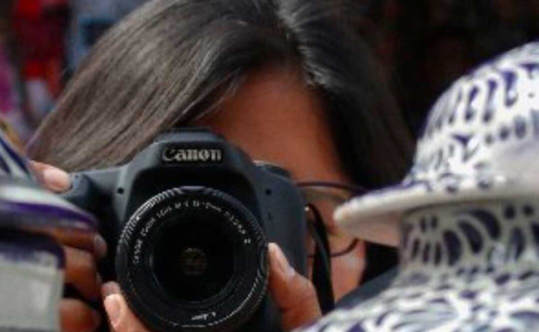 La agresión ocurrió durante la cobertura de una manifestación contra la verificación en inmediaciones de Casa Aguayo, sede del gobierno de Puebla | Foto: Twitter @andhy_viz
