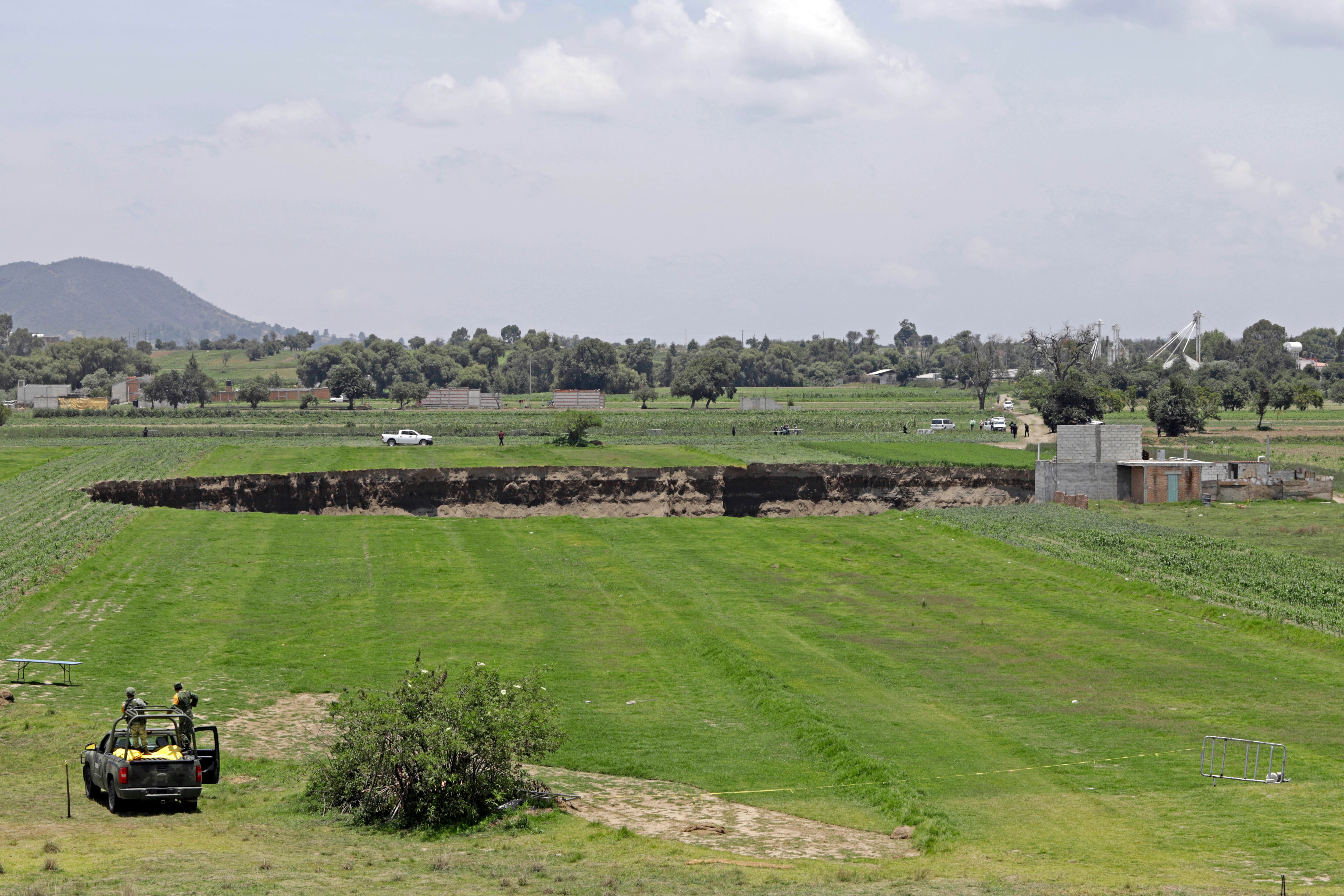 Familia será reubicada tras perder su casa por socavón de Zacatepec