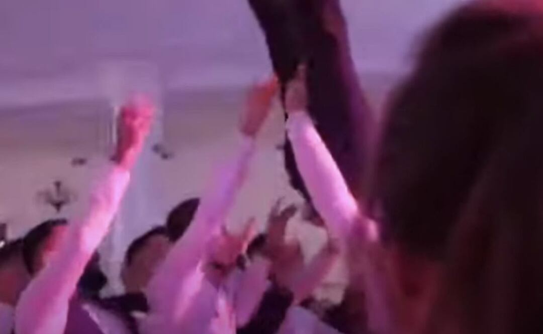 Amigos lanzan al aire a novio; lo dejan caer y le provocan daño vertebral