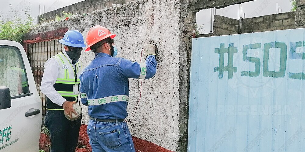 Si han pasado más de 30 días sin que se haya realizado el pago del servicio, empleados de la CFE pueden acudir a tu domicilio para desconectar la luz. 

Foto: Producción El Universal Puebla