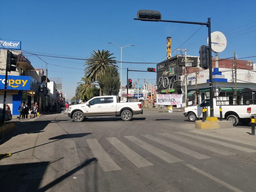 Los manifestantes bloquearon los accesos y salidas al municipio de Tecamachalco sobre la carretera federal | Foto: Facebook Consentido TV